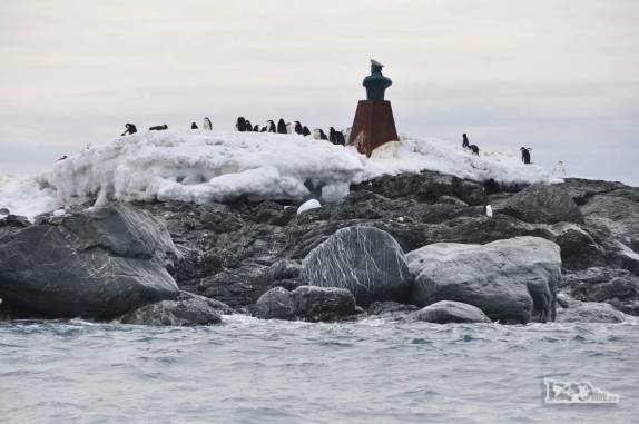 Estátua que homenageia a tripulação do Endurance que sobreviveu alguns meses na baía de Point Wild, em Elephant island, na Antártida